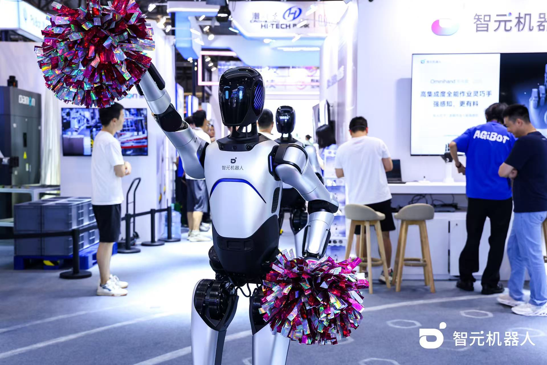 BG大游机器人 WAIC 首日展台火爆，机器人家族集体打工忙不停